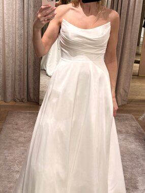 BRAND NEW and NEVER WORN Pronovias Keoni Wedding Gown. US Size 10.